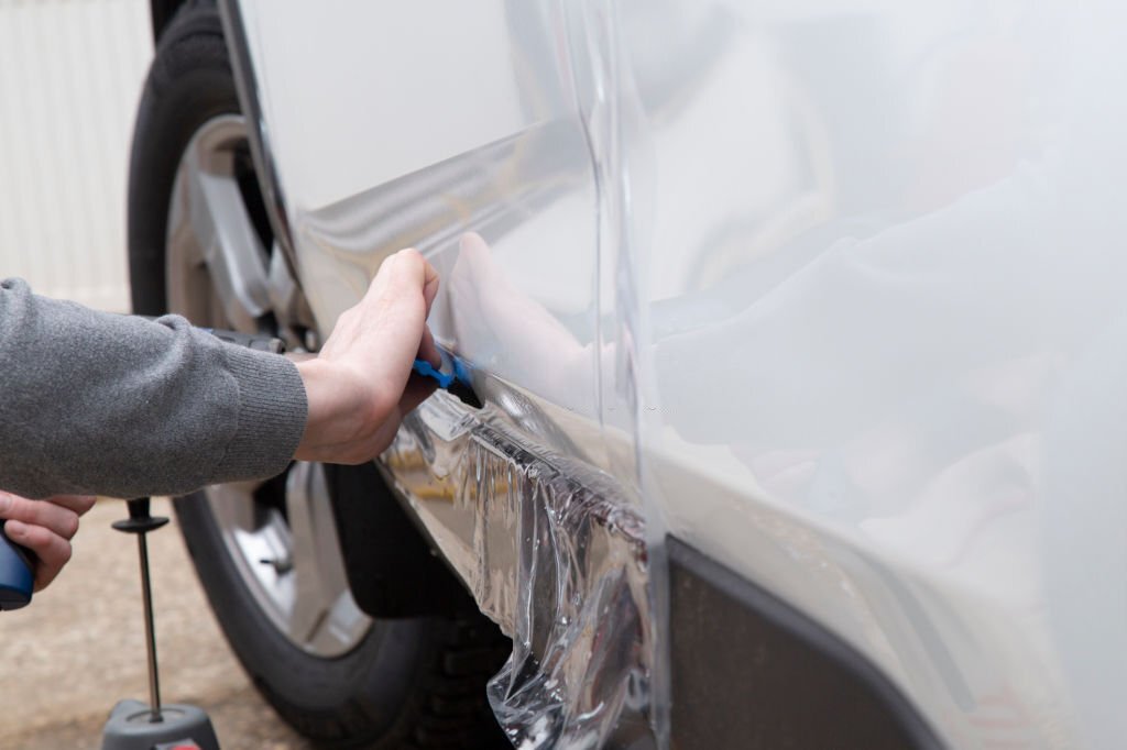 Installing a protective film on the car body to protect the paint on the car.