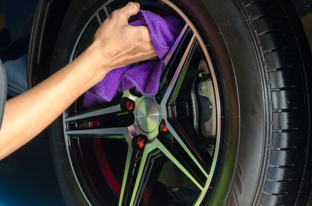 Man hand holding tire wipes.