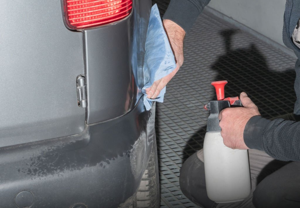 Pre-cleaning of areas on the car body, for subsequent painting